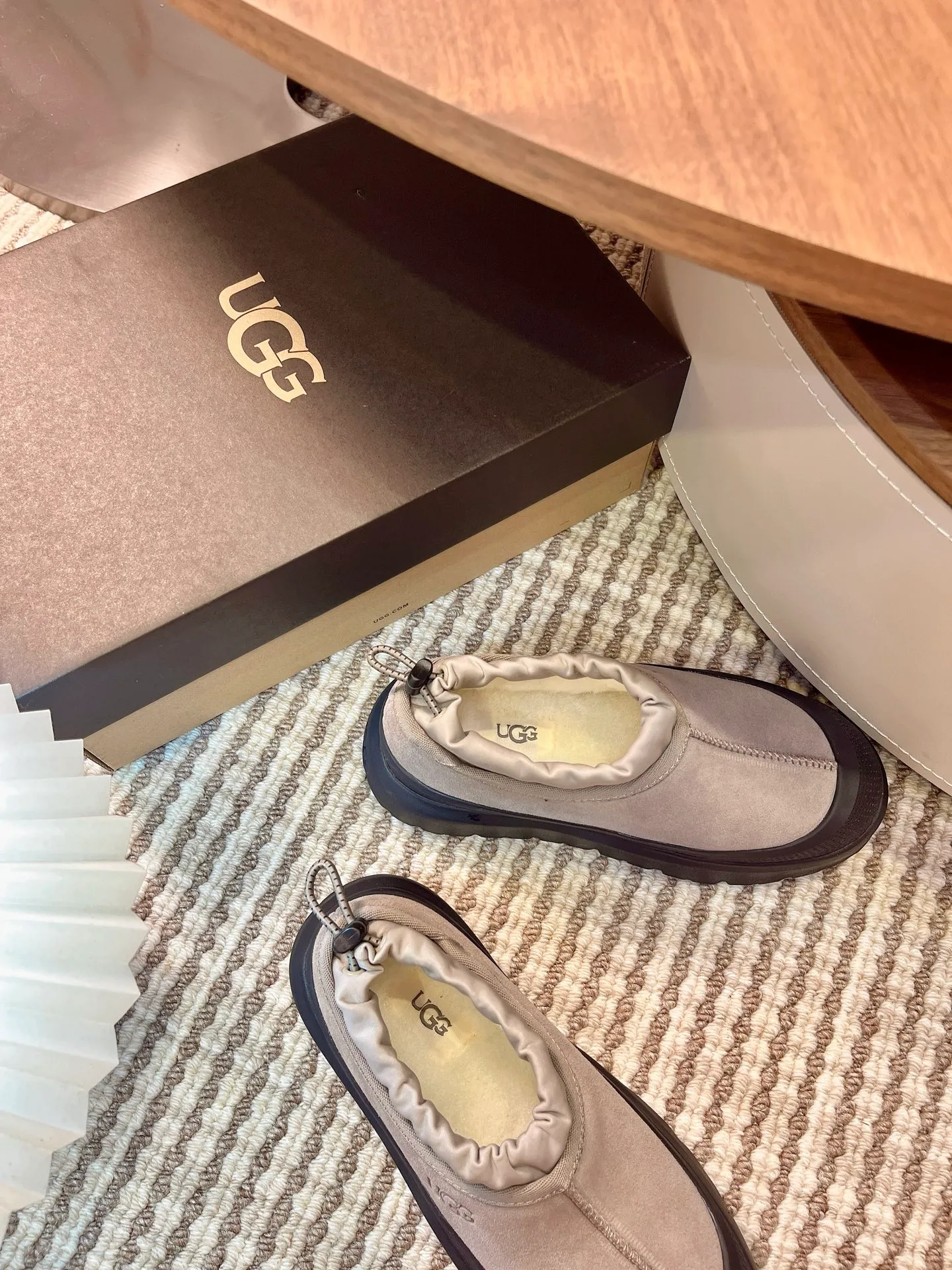 [UGG] P:500💰 Couple shoes Size: 35-44 [Wang Yibo's same style] UGG2025 new winter style Tasman fashion shoes for men and women 1144096 Ugg new fur shoes for autumn and winter, snow boots, same style for men and women ~ Handsome slip-on, lazy shoes, super easy to put on and take off ~ Suede cowhide fabric ~The soles are molded from original soles, not cheap rubber foam, but made of modern material. The characteristics of this material are that it is light, wear-resistant and non-slip. The outsole has a clear logo imprint, which is comparable to that of a store~